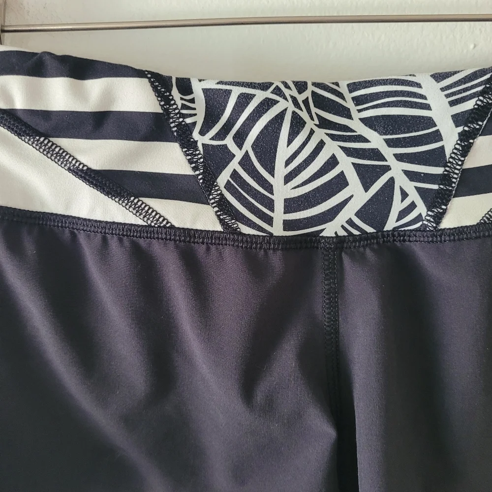 Lululemon Rare Run‎ Speed Short *4-way Stretch Lined Size 8 Black / Angel Wing
